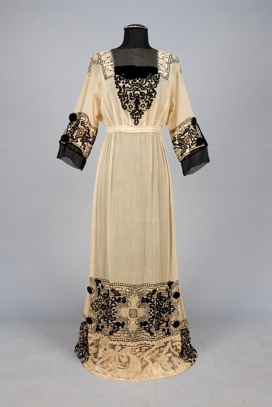 Appraisal: EDWARDIAN SUMMER GOWN with APPLIQUE and EMBROIDERY Patterned ivory cotton