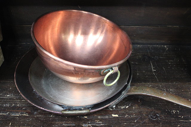 Appraisal: A SMALL QUANTITY OF METALWARE ITEMS to include a large