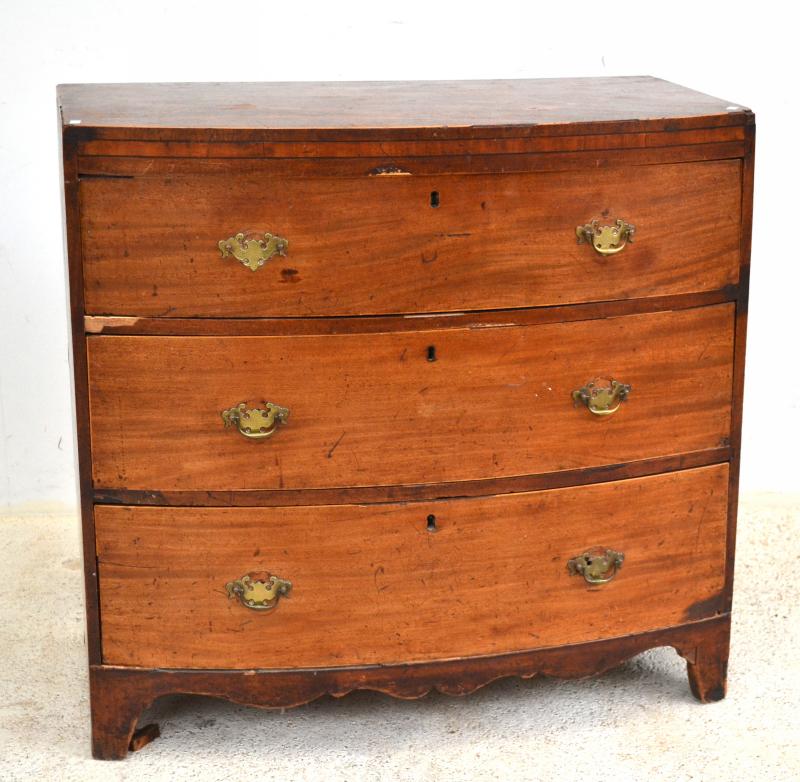 Appraisal: A GEORGIAN CEDAR THREE DRAWER BOW FRONTED CHEST MISSING HANDLE