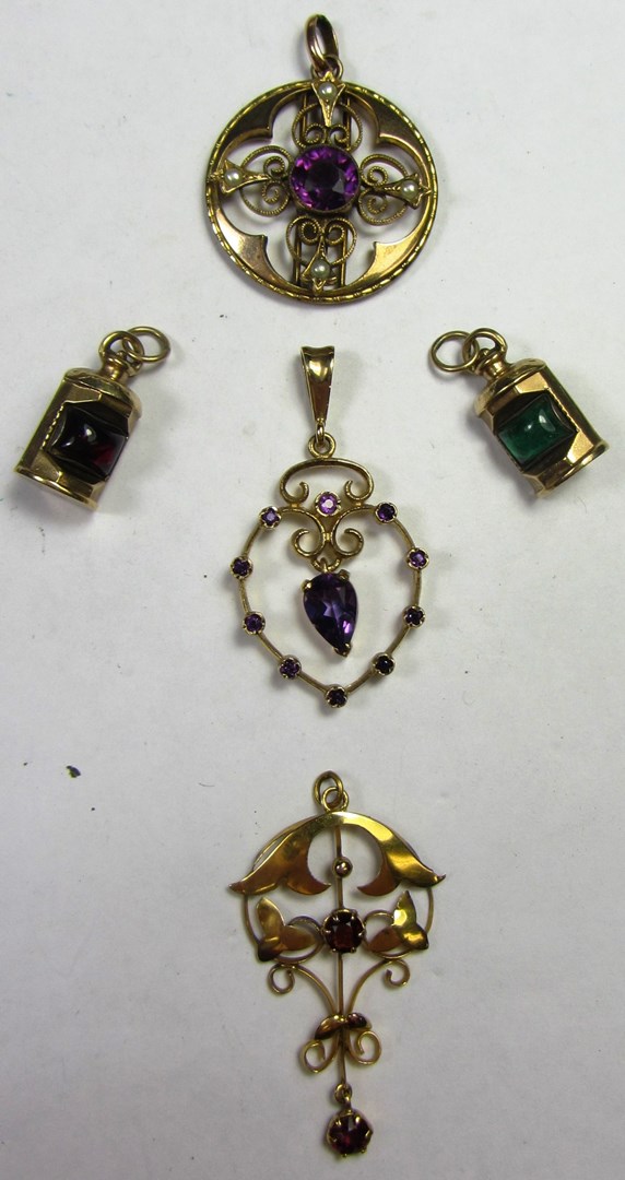 Appraisal: A ct gold and amethyst set pendant in an openwork