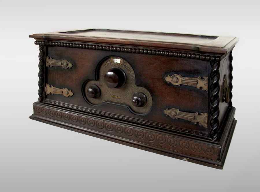 Appraisal: OZARKA TREASURE CHEST TUBE RADIO Unique ''Treasure Chest'' case opens