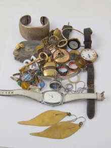 Appraisal: A quantity of costume jewellery including gold and silver items