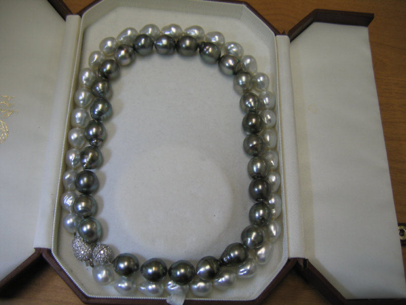 Appraisal: WHITE PEARL NECKLACE AND BLACK PEARL NECKLACE Black baroque approximately