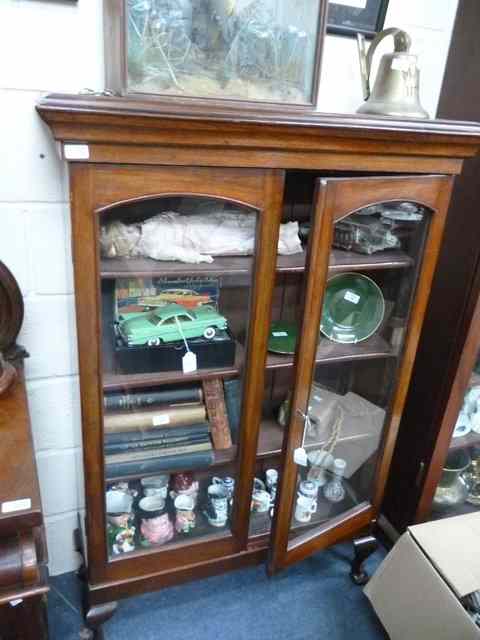 Appraisal: A GLAZED FRONT MAHOGANY BOOKCASE the two arching panelled doors