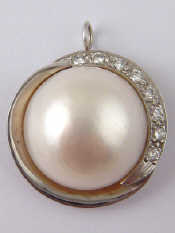 Appraisal: A white metal tests carat gold mabe pearl and diamond