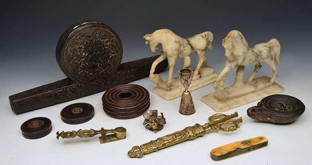 Appraisal: A MIXED LOT to include brass sovereign scales a novelty