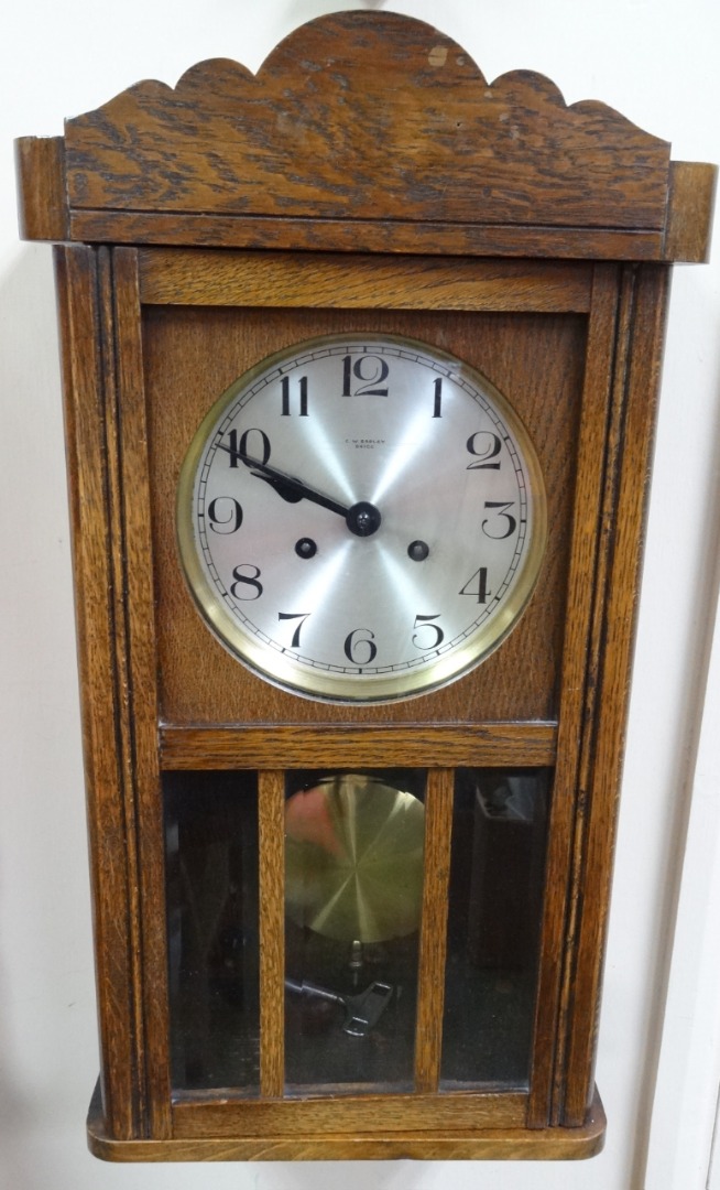 Appraisal: An early thC oak cased wall clock the cm metal