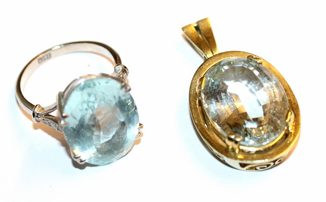 Appraisal: AN AQUAMARINE AND DIAMOND SET DRESS RING claw set oval