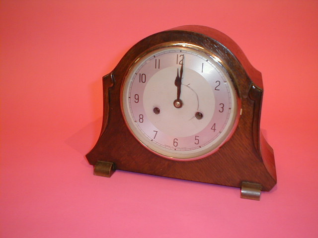 Appraisal: An oak cased eight day mantel clock