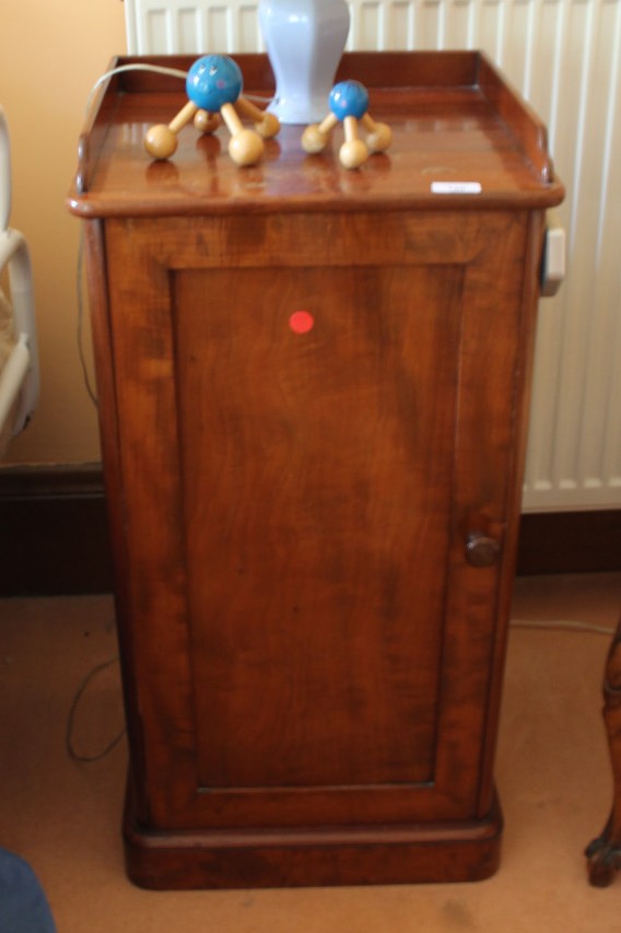 Appraisal: A thC mahogany pot cupboard with tray top and single