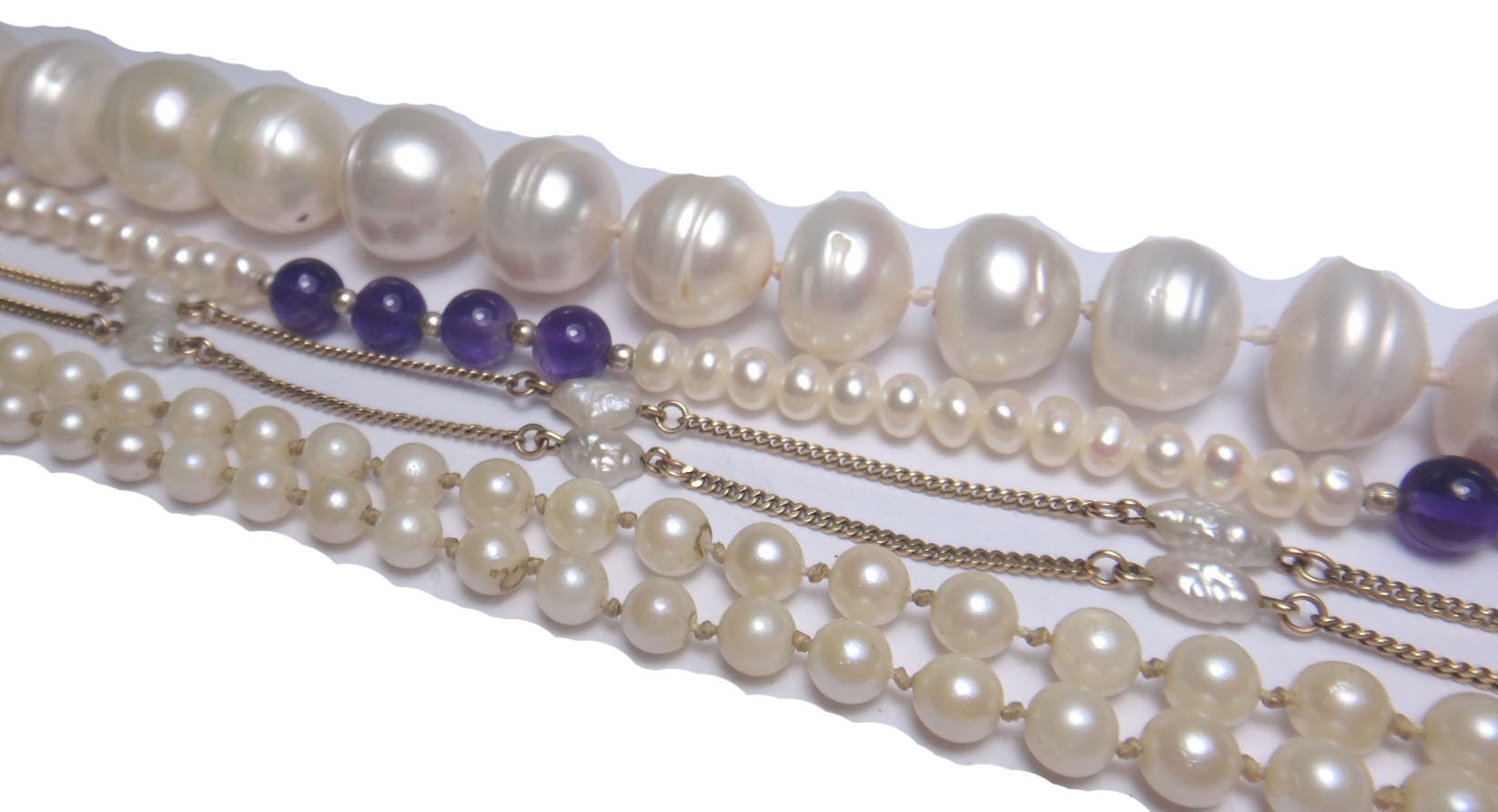 Appraisal: A single row necklace of freshwater cultured pearls and amethyst