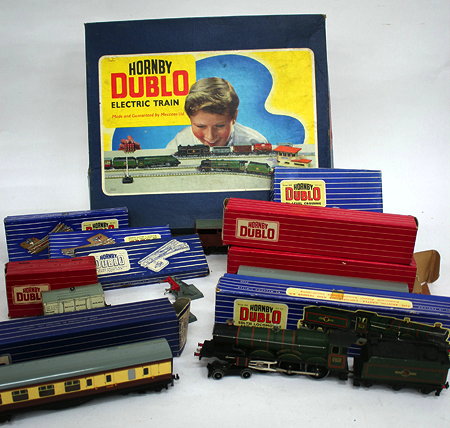 Appraisal: A QUANTITY OF HORNBY DUBLO MODEL RAILWAY to include a