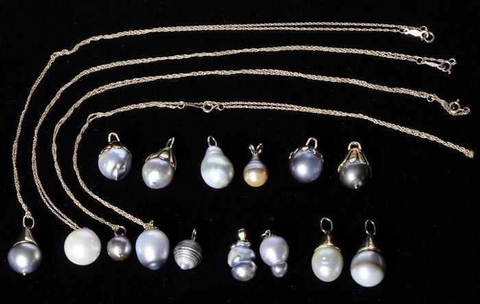 Appraisal: Assorted Pearl Pendants