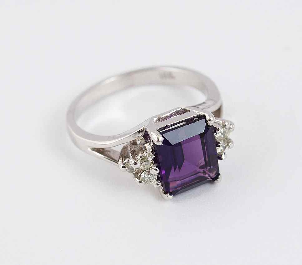 Appraisal: K AMETHYST DIAMOND RING K white gold ring contains one