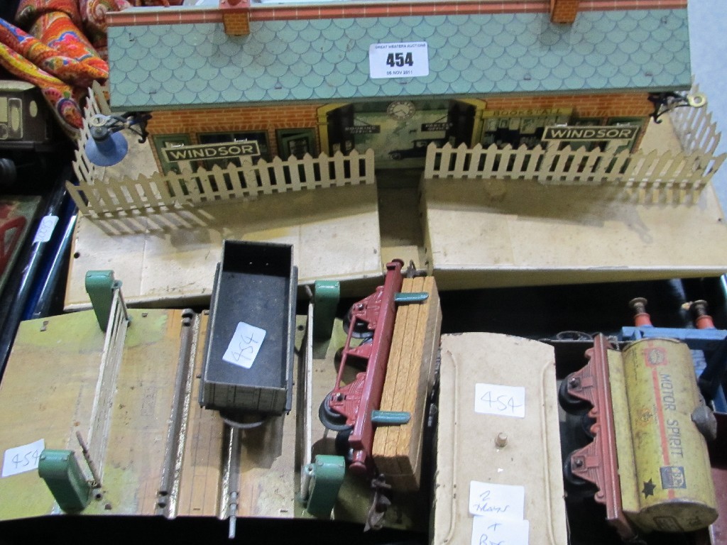 Appraisal: Lot comprising two trays of Tin plate model railway engines