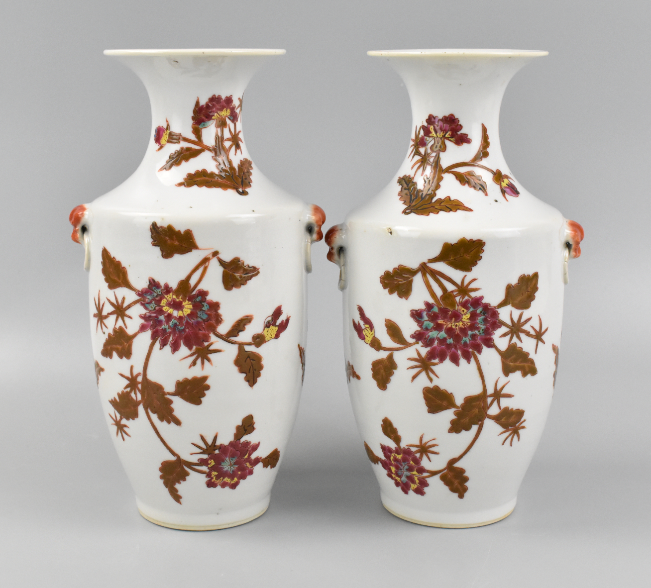 Appraisal: A pair of Chinese famille rose vases with flower design