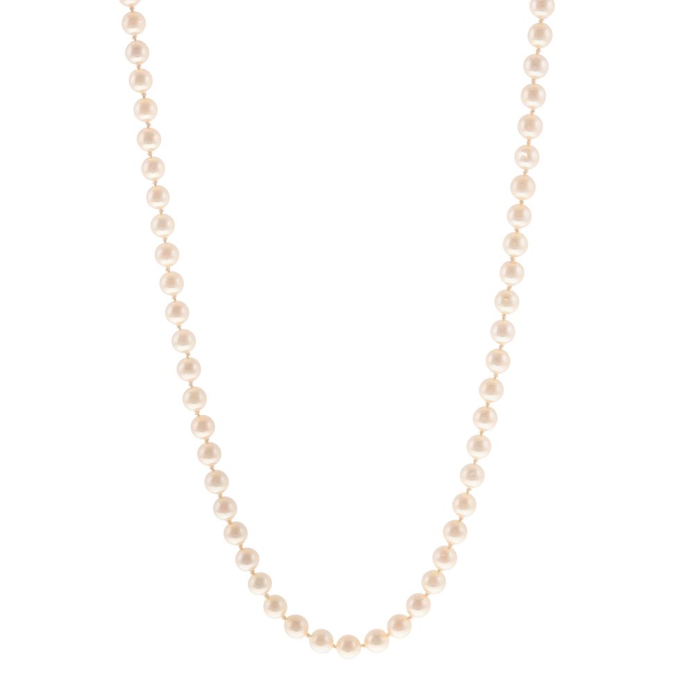 Appraisal: A Strand of Cultured Pearls with K Clasp Strand of