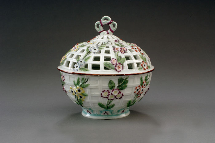 Appraisal: DERBY PORCELAIN POTPOURRI BOWL AND RETICULATED COVER CIRCA The exterior