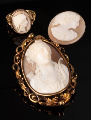 Appraisal: An oval shell cameo brooch depicting Diana the huntress in