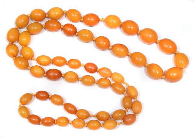 Appraisal: A GRADUATED AMBER BEAD NECKLACE grams