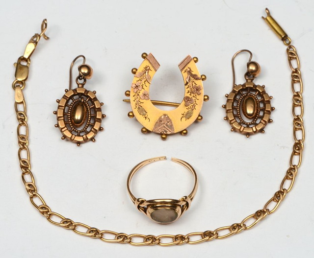 Appraisal: A SMALL COLLECTION OF MISCELLANEOUS JEWELLERY including a ct gold