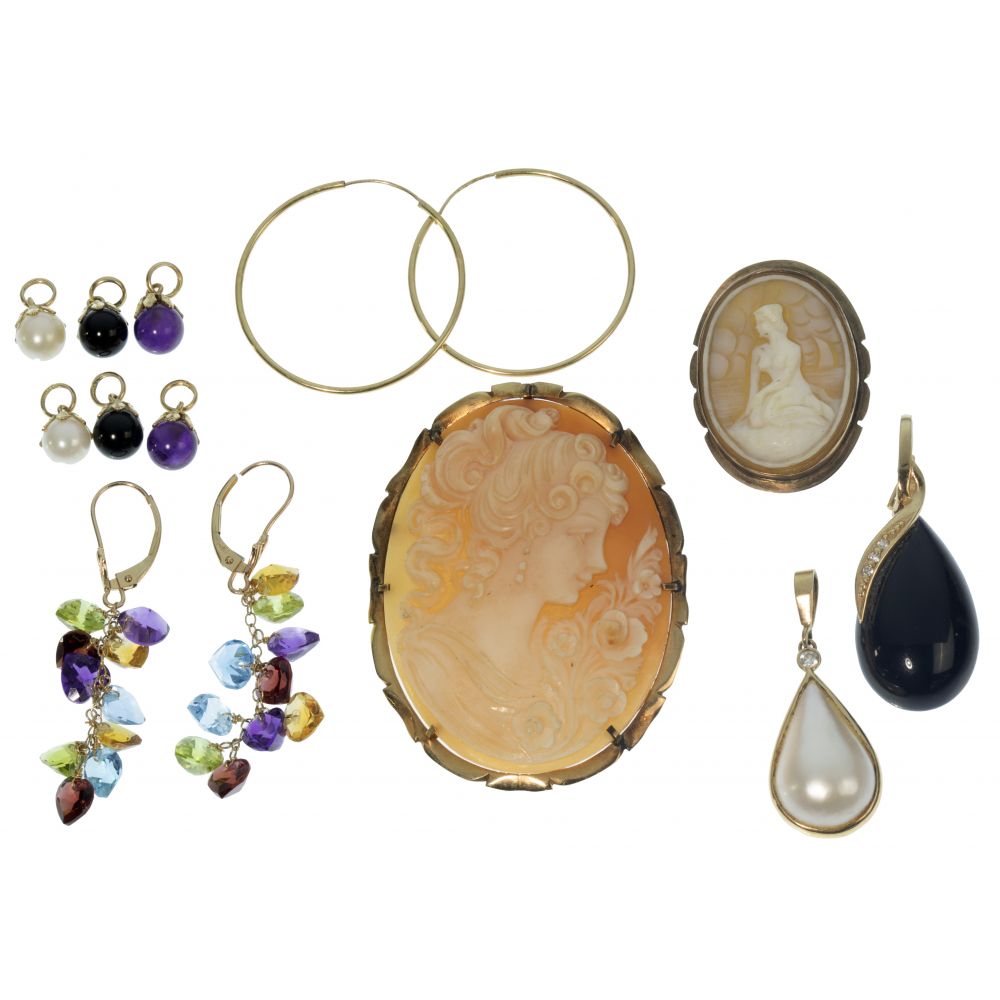 Appraisal: K GOLD JEWELRY ASSORTMENT items including a teardrop mabe pearl