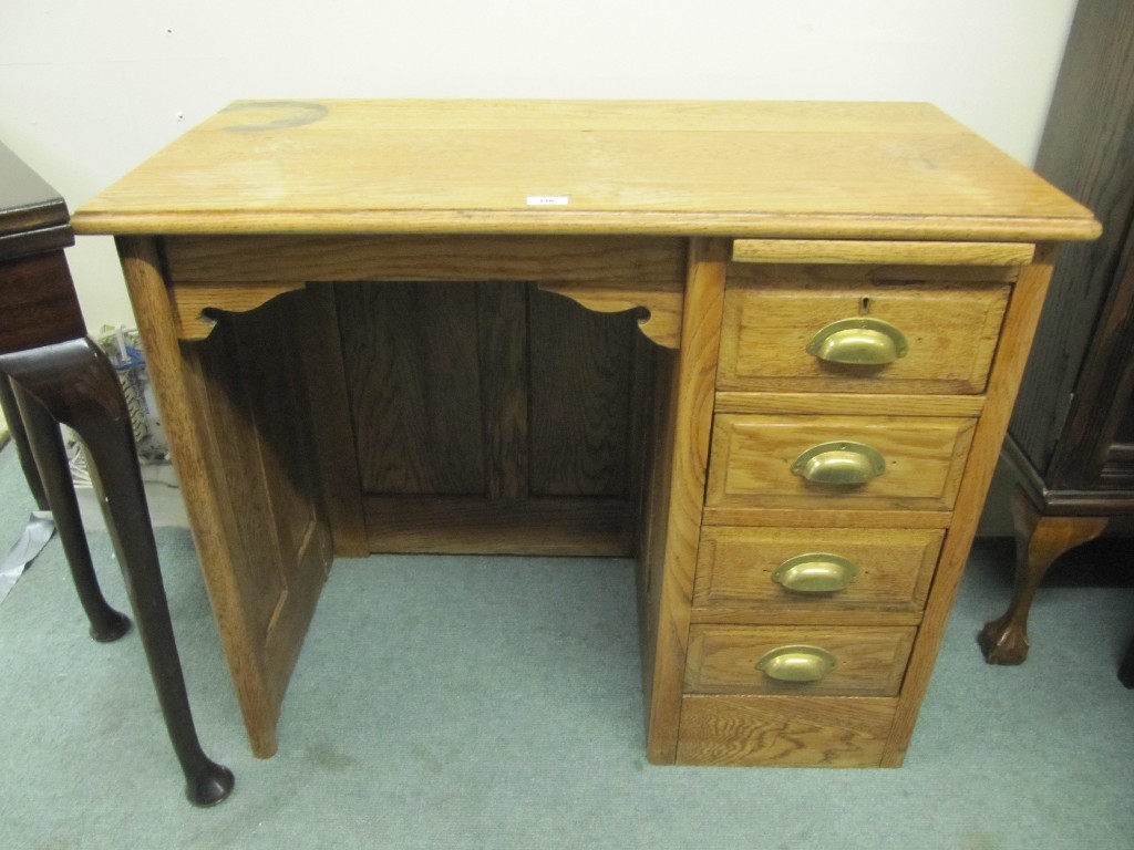 Appraisal: Edwardian oak kneehole desk