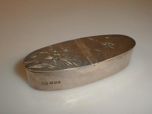 Appraisal: A late Victorian Art Nouveau silver oval double snuff box