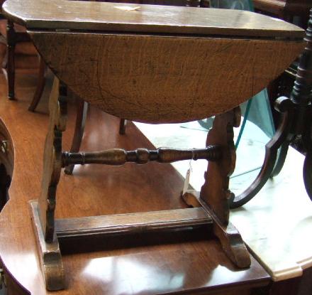 Appraisal: A pair of oak drop-flap occasional tables with fret cut