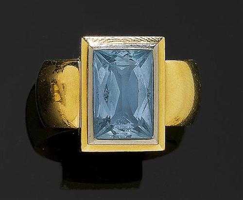 Appraisal: AQUAMARINE AND GOLD RING Yellow and white gold Casual-elegant solid