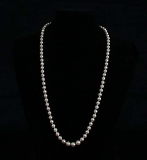 Appraisal: A single-row cultured pearl necklace with a diamond set clasp