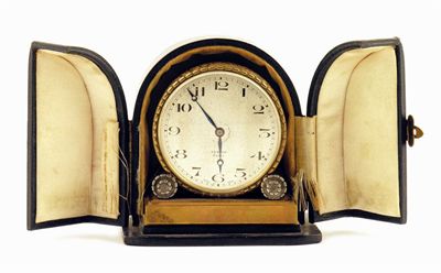 Appraisal: A Zenith brass drum cased small mantel clock the day