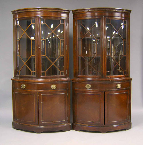 Appraisal: Pair of Federal style corner cupboards by Drexel h w