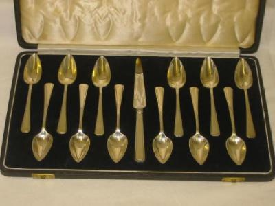 Appraisal: A SET OF TWELVE GRAPEFRUIT SPOONS AND KNIFE the tapering