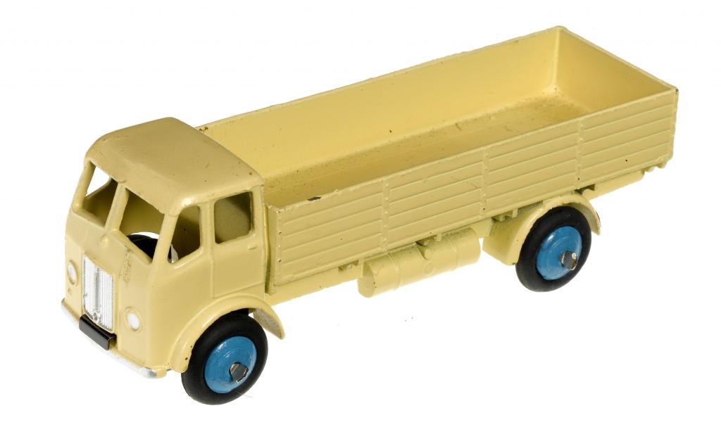 Appraisal: NINE DINKY TOYS comprising r Leyland Forward Control Lorry cream