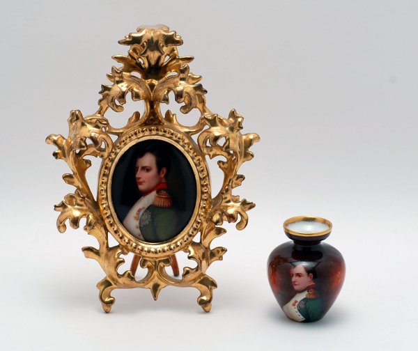 Appraisal: An oval handpainted porcelain unsigned portrait of Napoleon in an