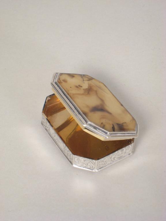 Appraisal: A Victorian silver and agate Snuff Box Birmingham maker Nathaniel