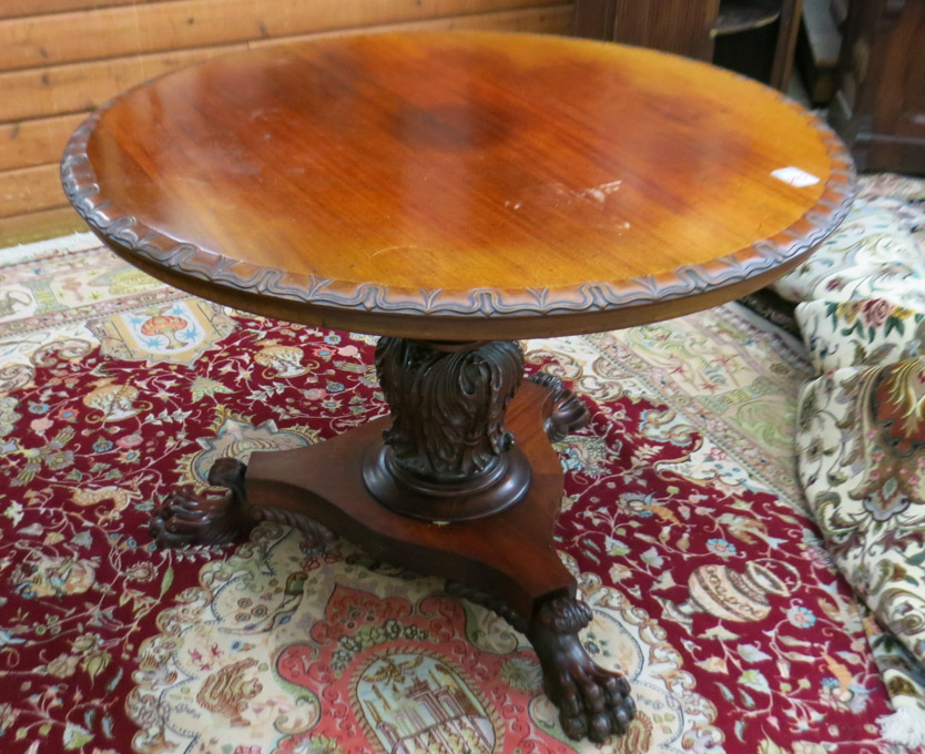 Appraisal: A ROUND MAHOGANY PEDESTAL DINING TABLE Paine Furniture Co Boston