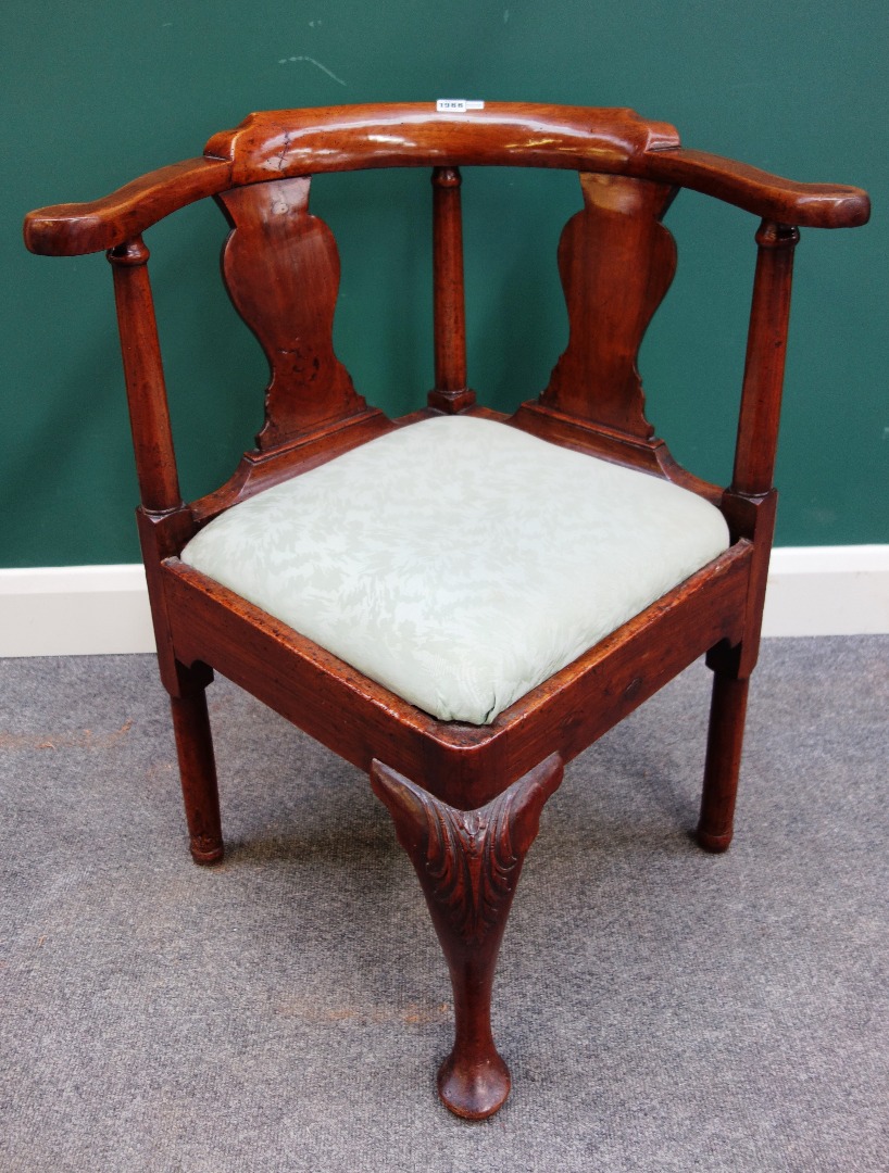 Appraisal: A George II walnut double vase back corner chair cm