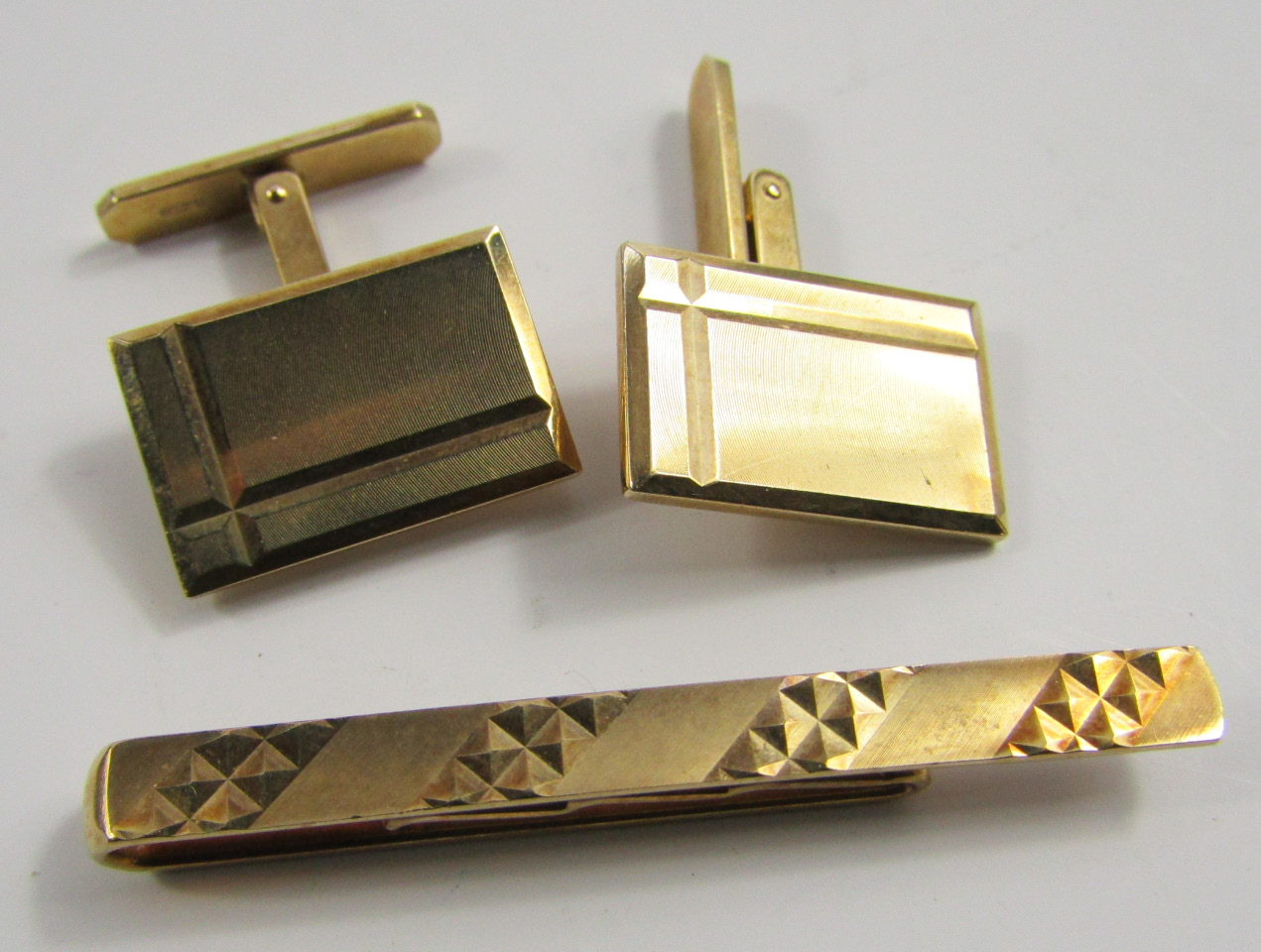 Appraisal: A pair of ct gold cufflinks swivel link with engine