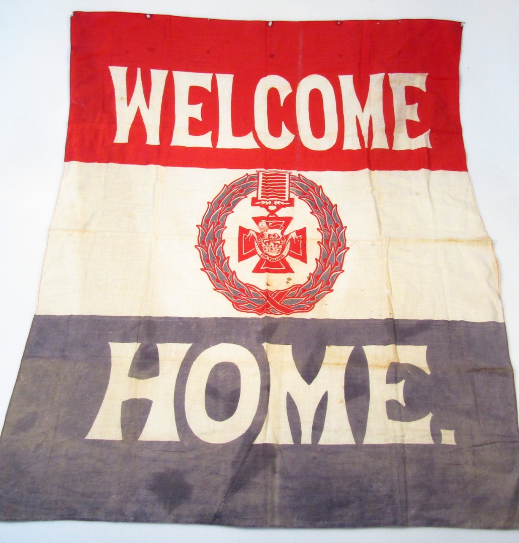 Appraisal: An early thC WWI Welcome Home Victoria Cross cloth flag