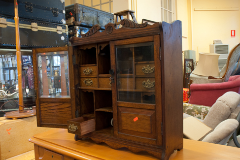 Appraisal: EDWARDIAN OAK SMOKERS CABINET WITH PIPES