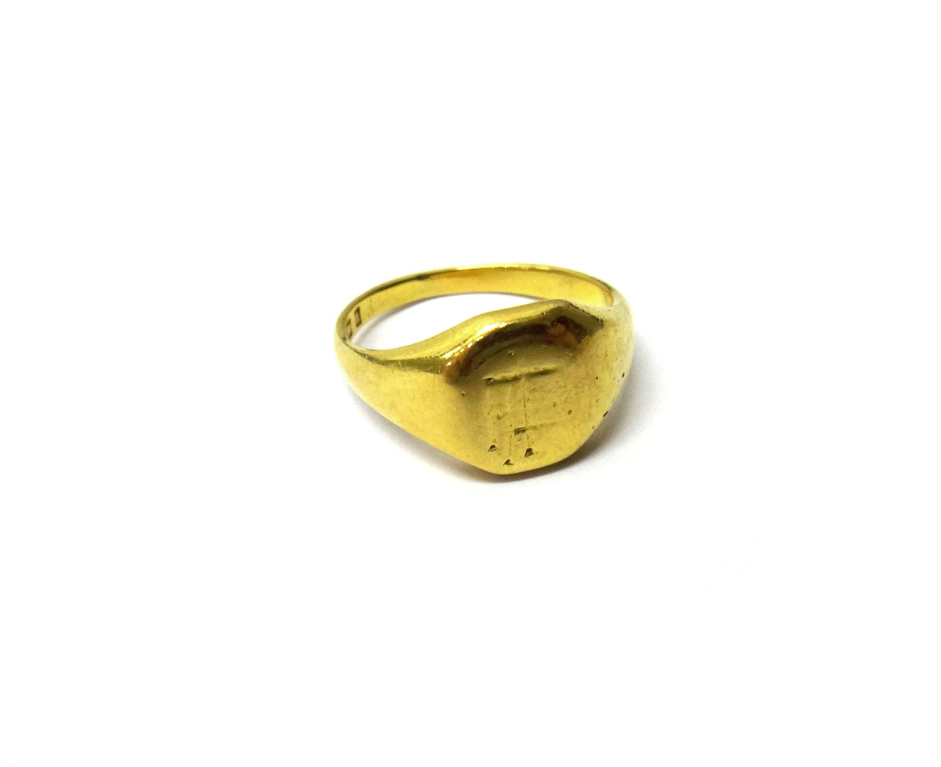 Appraisal: An ct gold signet ring London ring size P weight