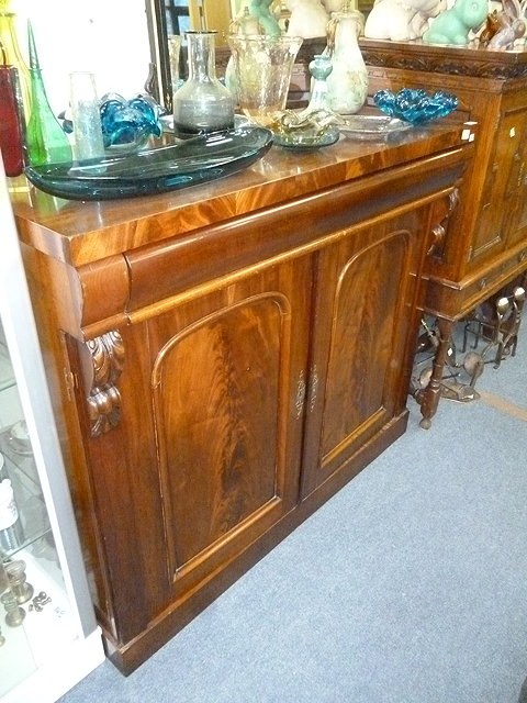 Appraisal: A VICTORIAN MAHOGANY CHIFFONIER with single frieze drawer over panelled