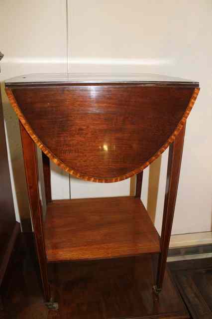 Appraisal: AN EDWARDIAN STYLE MAHOGANY OCCASIONAL TABLE with satin wood cross