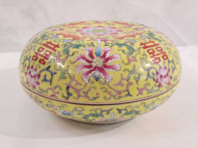 Appraisal: CHINESE QING PORCELAIN ROUND LIDDED BOX Famille Rose hand enameled