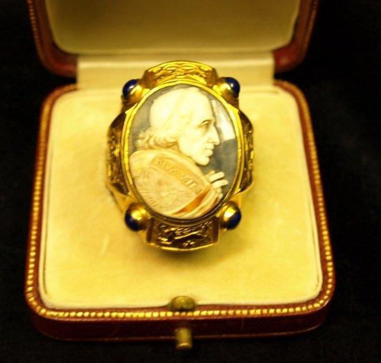 Appraisal: An ct gold Pontifical glove ring with oval cameo portrait