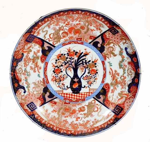 Appraisal: A LARGE JAPANESE IMARI CHARGER with central vase of flowers