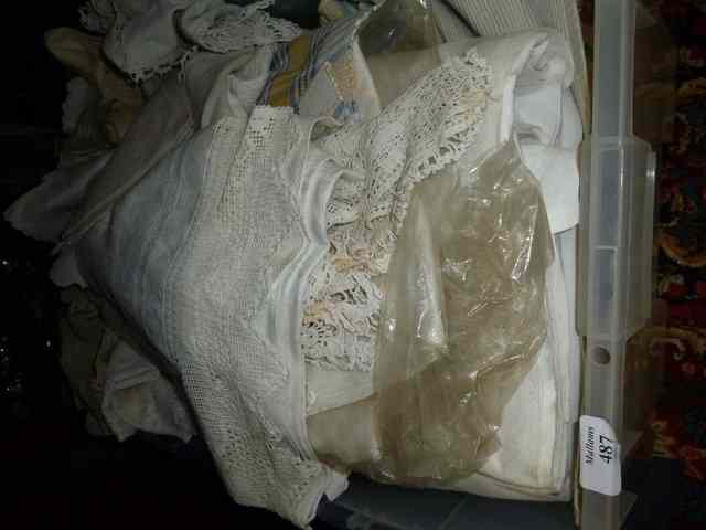 Appraisal: A QUANTITY OF VARIOUS LINEN AND LACE table cloths etc