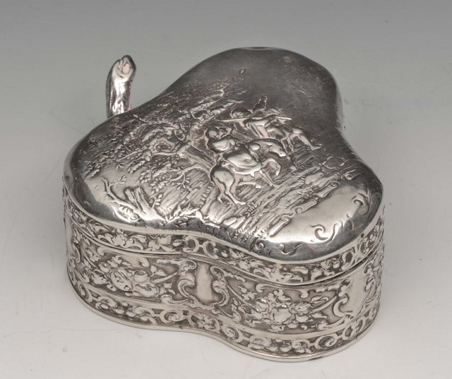 Appraisal: A TH CENTURY DUTCH SILVER BOX of trefoil shape with